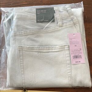 White Fable Super High-Rise Curvy Tapered Jeans in Light Jean Size 10/27” Inseam